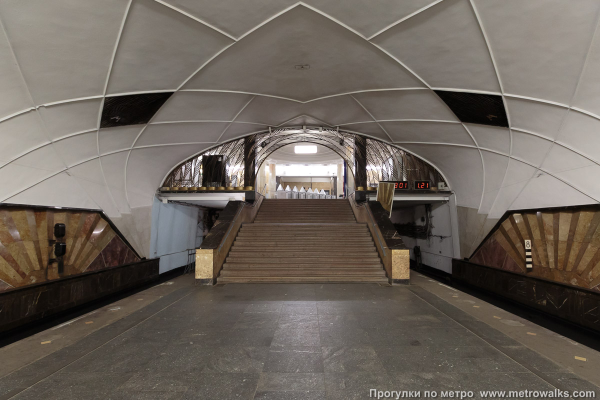 Фотография станции Аэропорт (Замоскворецкая линия, Москва). Выход в город осуществляется по лестнице.
