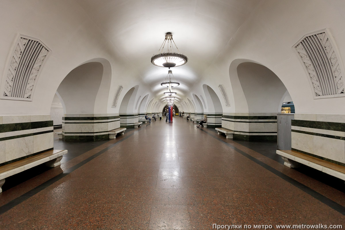 Фотография станции Алексеевская (Калужско-Рижская линия, Москва). Центральный зал станции, вид вдоль от глухого торца в сторону выхода.