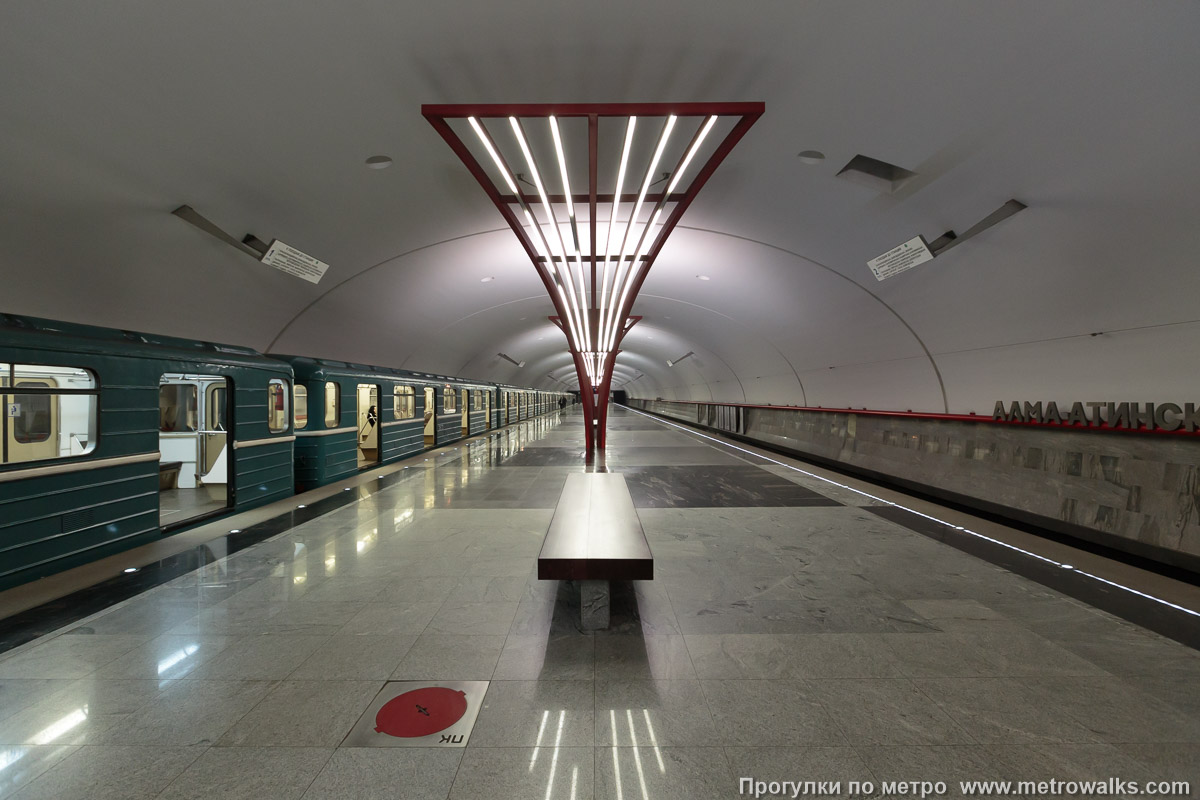 Фотография станции Алма-Атинская (Замоскворецкая линия, Москва). Продольный вид по оси станции. С южного конца станции в сторону северного.