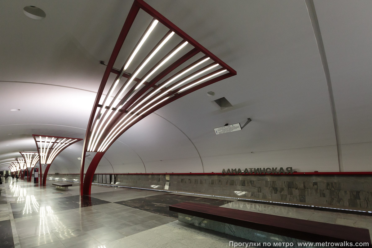 Фотография станции Алма-Атинская (Замоскворецкая линия, Москва). Вид по диагонали.