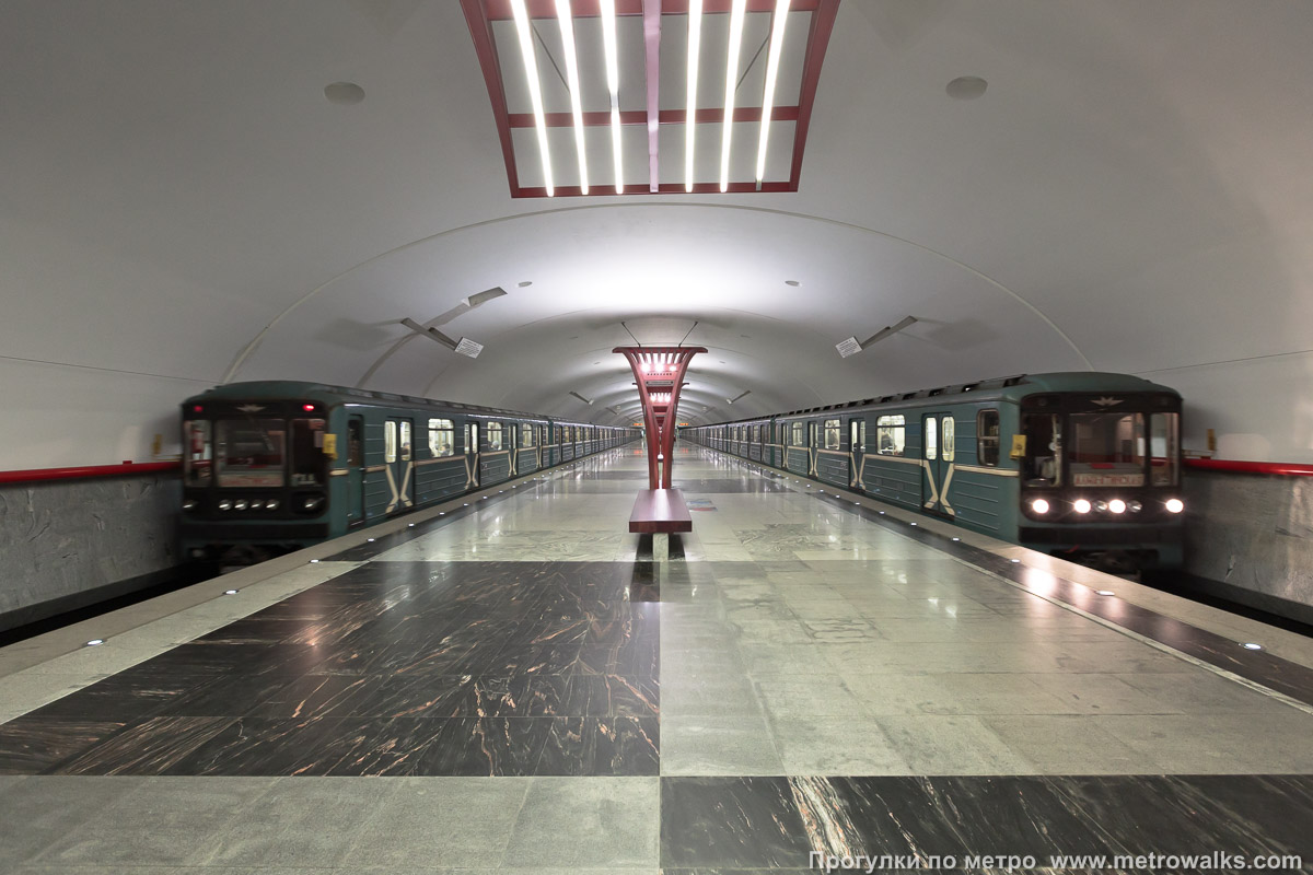 Фотография станции Алма-Атинская (Замоскворецкая линия, Москва). Продольный вид по оси станции. С северного конца станции в сторону южного.