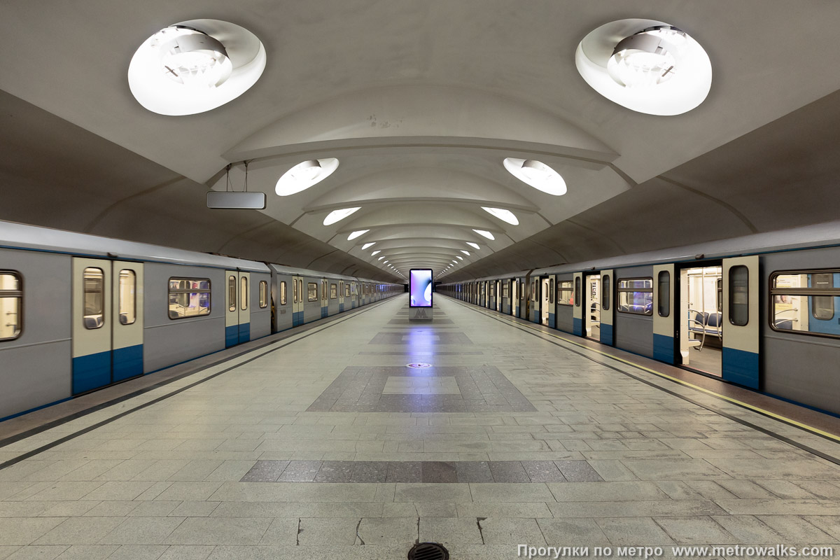 Фотография станции Алтуфьево (Серпуховско-Тимирязевская линия, Москва). Продольный вид по оси станции. С серыми поездами модели 81-760 / 761, соответствующими общему оттенку станции. Фотография станции Алтуфьево (Серпуховско-Тимирязевская линия, Москва). Продольный вид по оси станции. С серыми поездами модели 81-760 / 761, соответствующими общему оттенку станции.