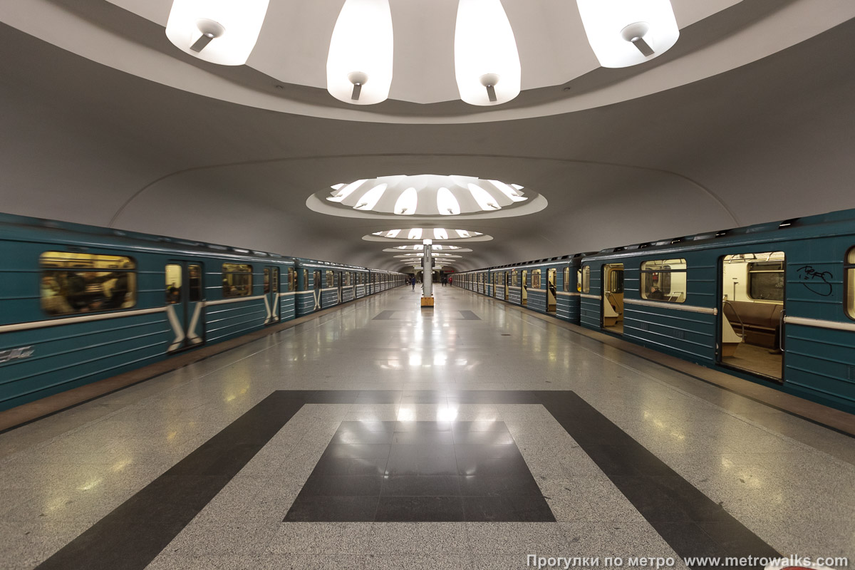 Фотография станции Аннино (Серпуховско-Тимирязевская линия, Москва). Продольный вид по оси станции. Для большей цветастости — с поездами.