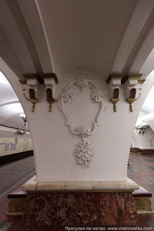 Фотография станции Арбатская (Арбатско-Покровская линия, Москва). Пилон крупным планом.
