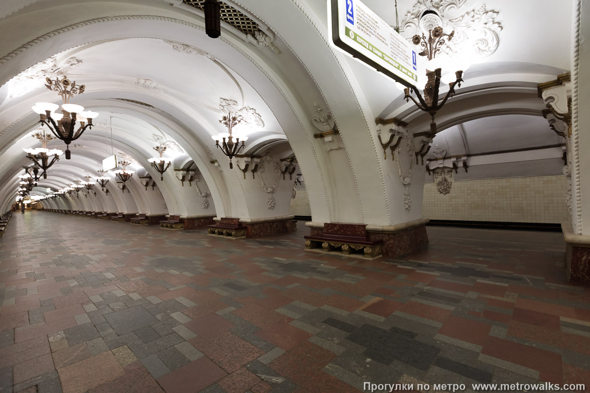 Фотография станции Арбатская (Арбатско-Покровская линия, Москва). Вид по диагонали.