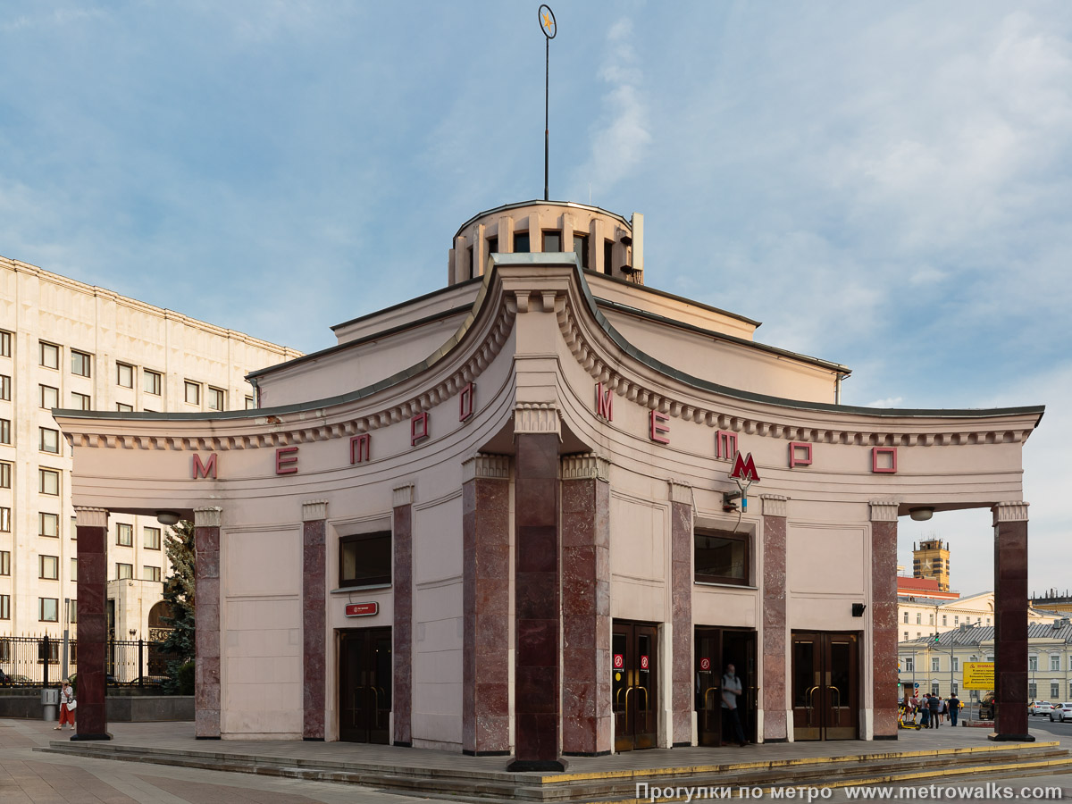 Фотография станции Арбатская (Филёвская линия, Москва). Наземный вестибюль станции. Один из символов Московского метрополитена.