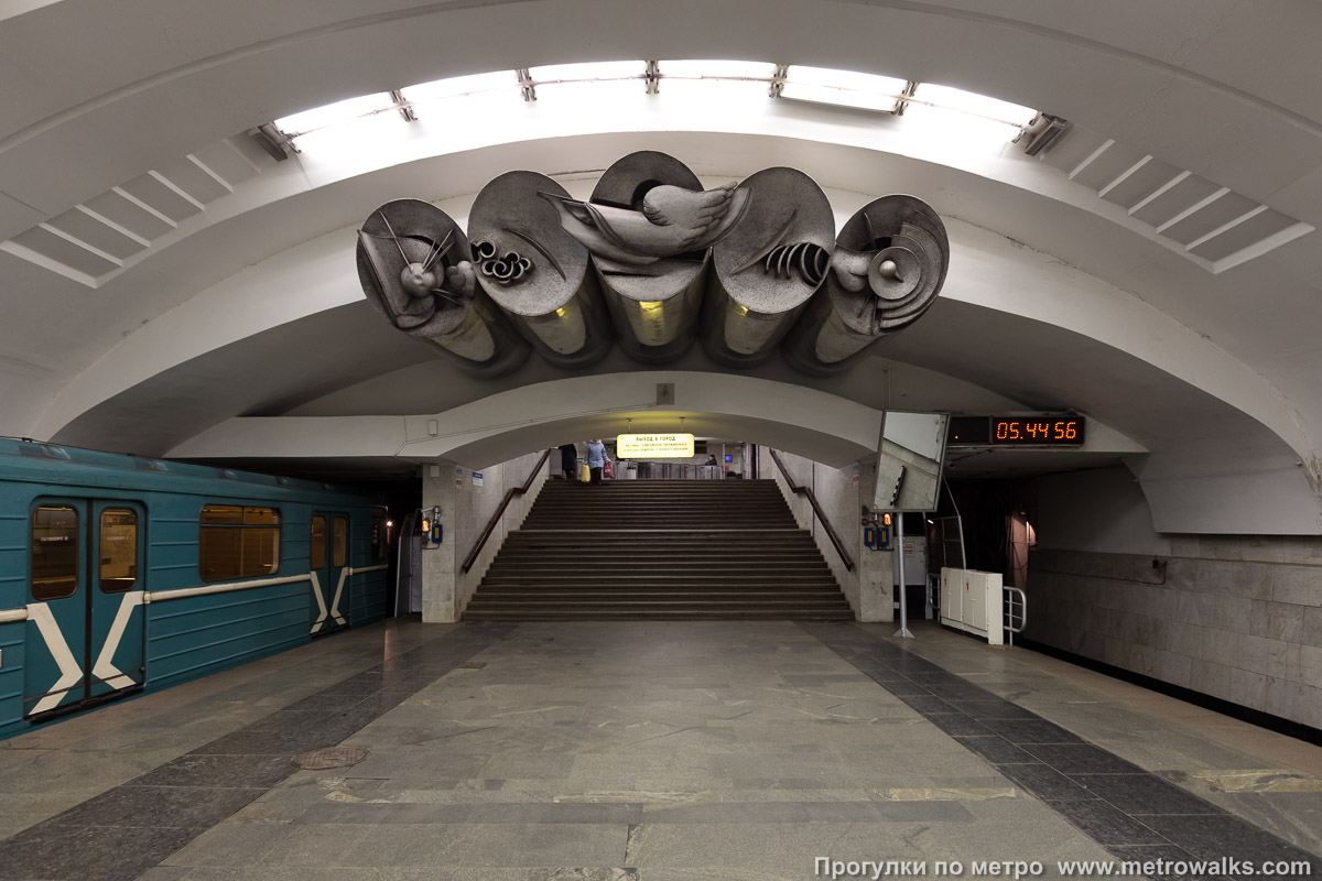 Фотография станции Бабушкинская (Калужско-Рижская линия, Москва). Выход в город осуществляется по лестнице.