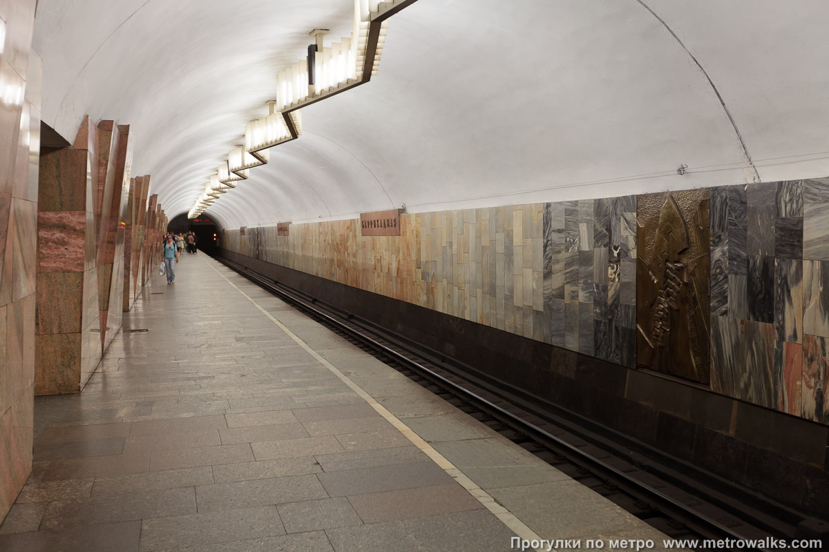 Фотография станции Баррикадная (Таганско-Краснопресненская линия, Москва). Боковой зал станции и посадочная платформа, общий вид.