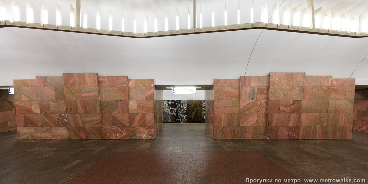 Фотография станции Баррикадная (Таганско-Краснопресненская линия, Москва). Поперечный вид, проходы между пилонами из центрального зала на платформу.