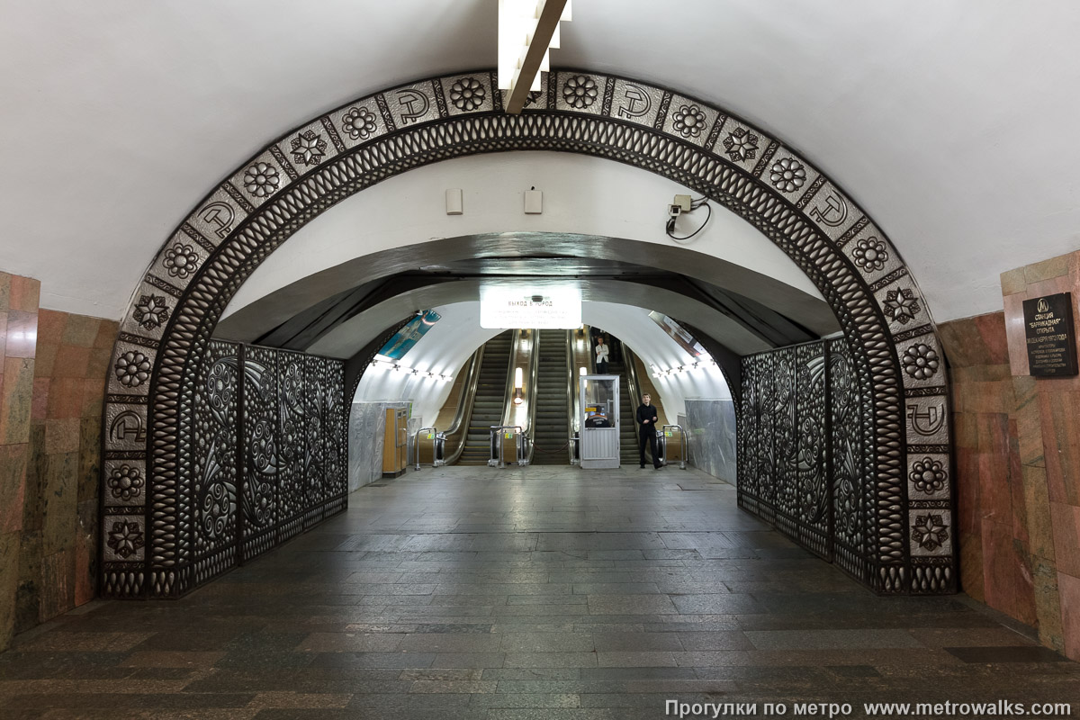 Фотография станции Баррикадная (Таганско-Краснопресненская линия, Москва). Выход в город, эскалаторы начинаются прямо с уровня платформы.