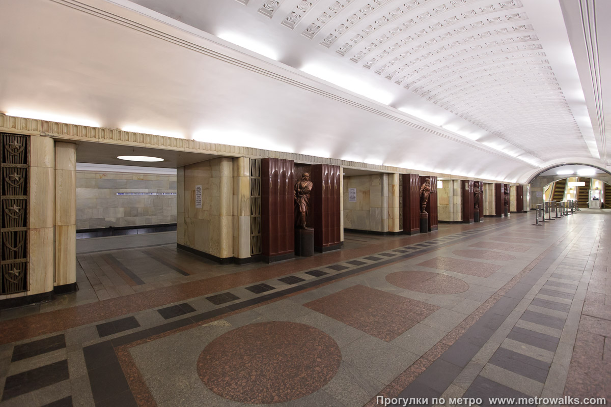 Фотография станции Бауманская (Арбатско-Покровская линия, Москва). Вид по диагонали.
