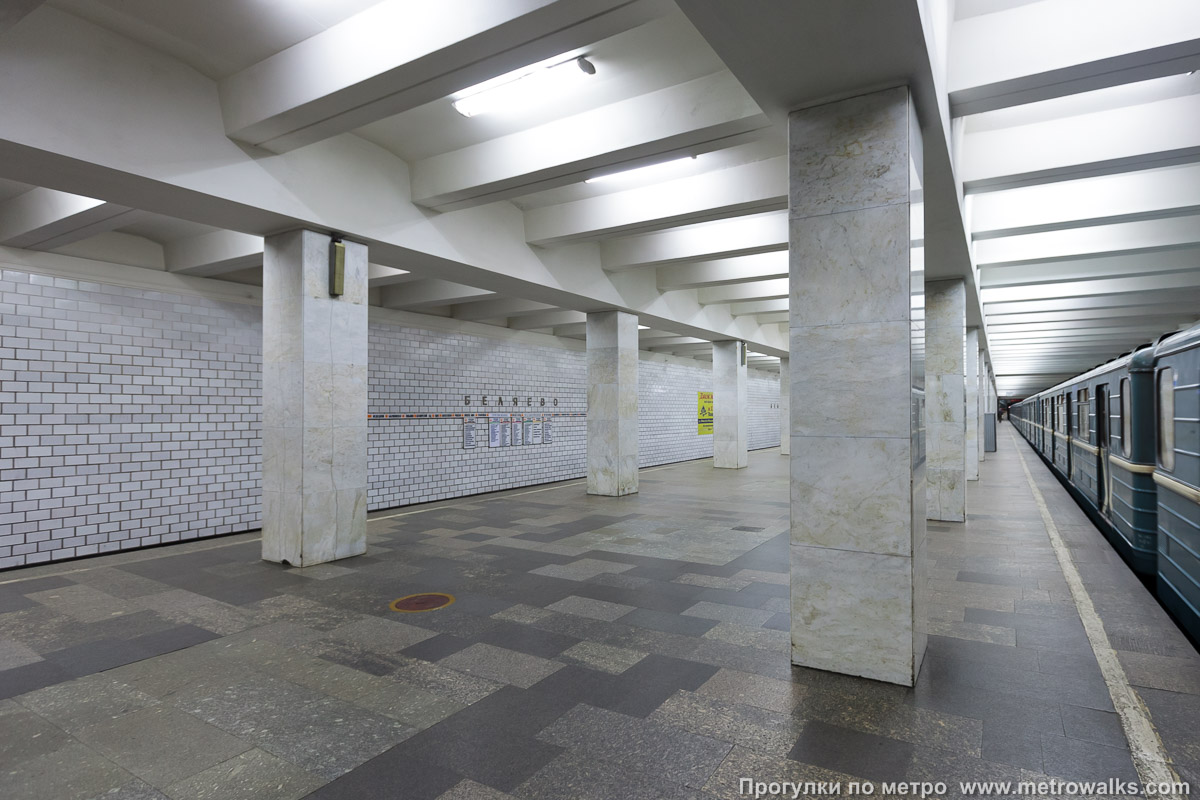 Фотография станции Беляево (Калужско-Рижская линия, Москва). Вид с края платформы по диагонали на противоположную сторону сквозь центральный зал.