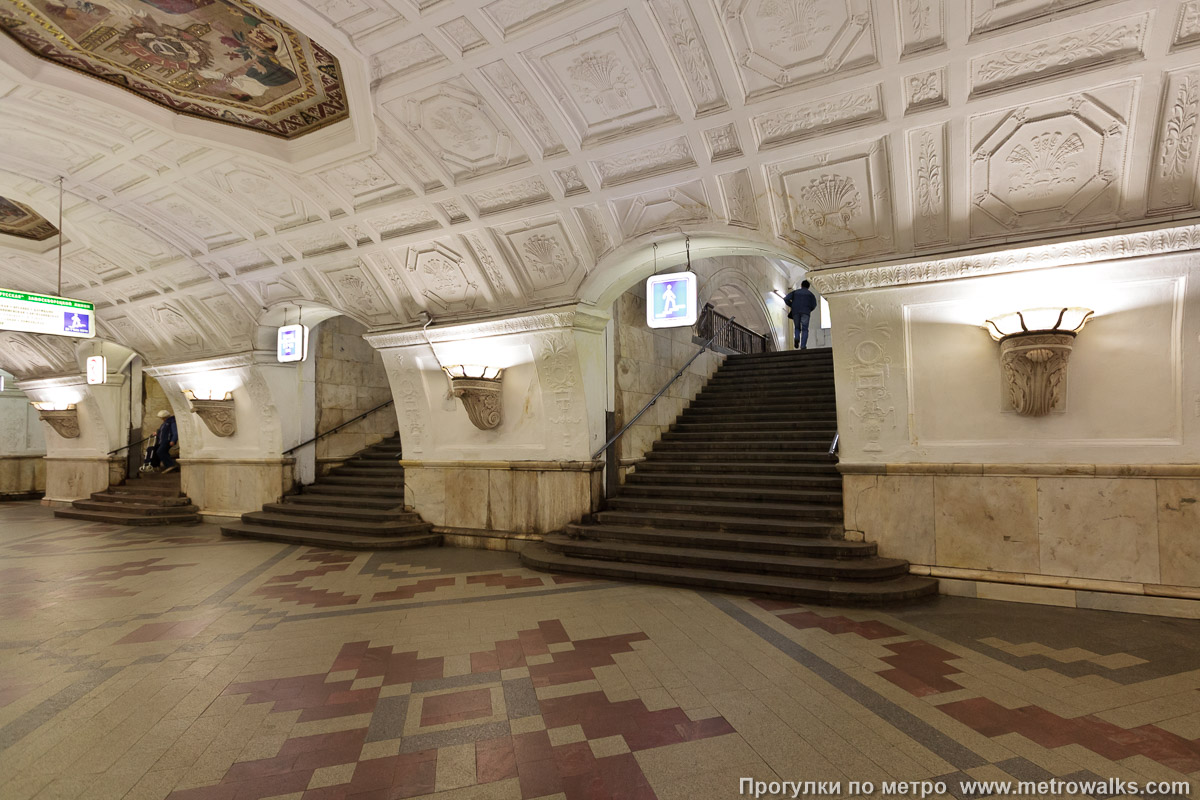 Фотография станции Белорусская (Кольцевая линия, Москва). Около перехода. В центре зала — переход на одноимённую станцию Замоскворецкой линии.