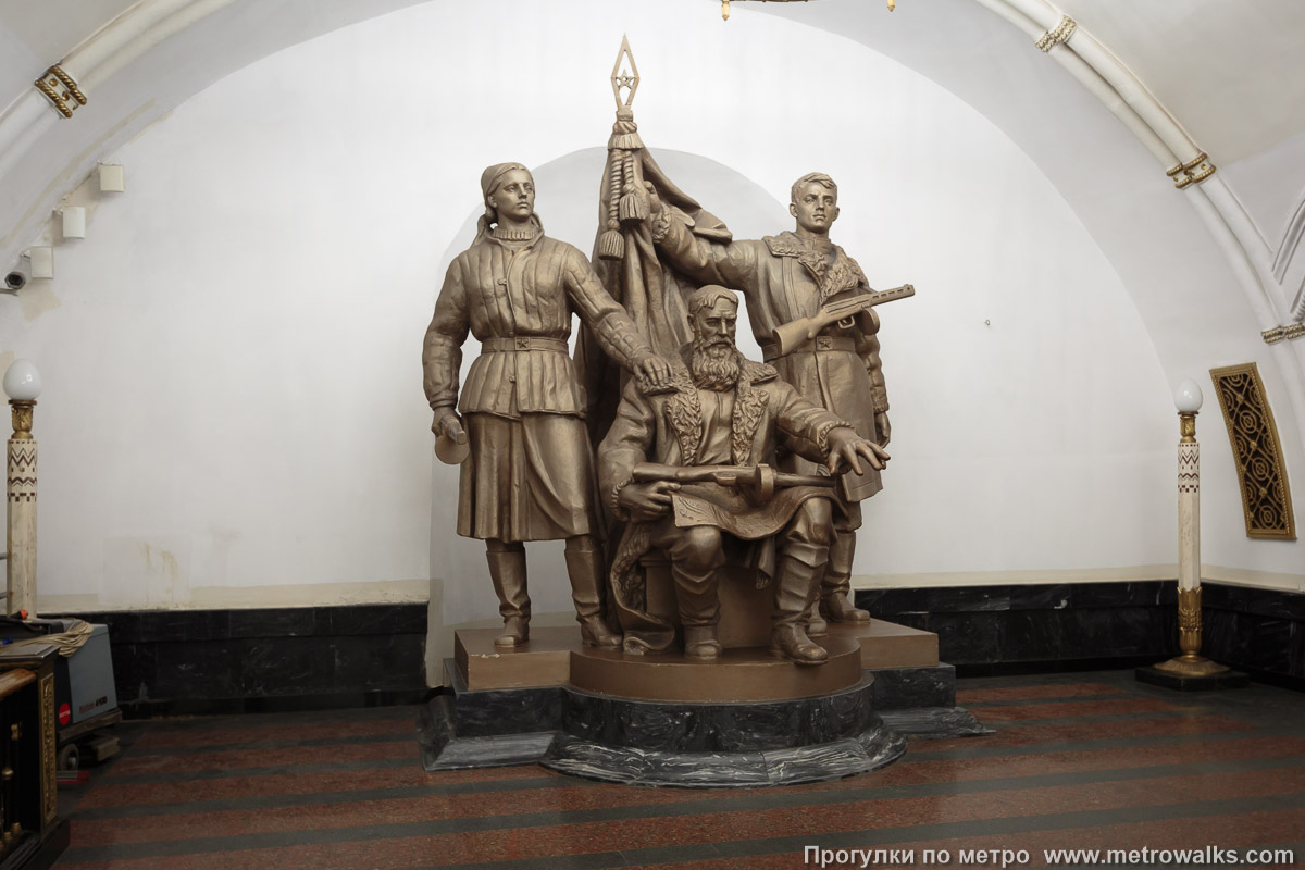 Фотография станции Белорусская (Кольцевая линия, Москва). Декоративное оформление перехода. Скульптура «Белорусские партизаны» в переходе на Замоскворецкую линию.