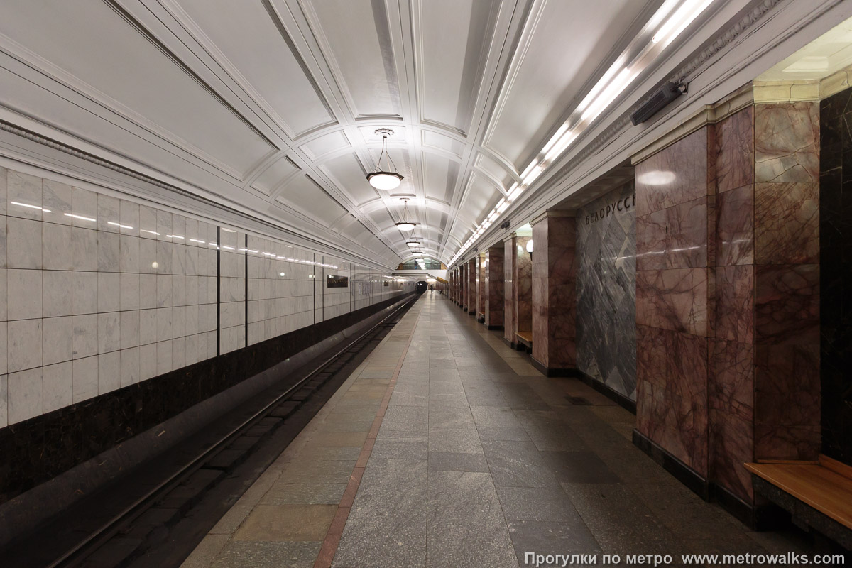 Фотография станции Белорусская (Замоскворецкая линия, Москва). Боковой зал станции и посадочная платформа, общий вид.