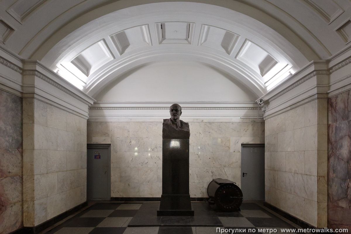 Фотография станции Белорусская (Замоскворецкая линия, Москва). Декоративное оформление глухого торца. Раньше здесь был бюст В. И. Ленина, но в 2021 году он был перенесён в вестибюль.