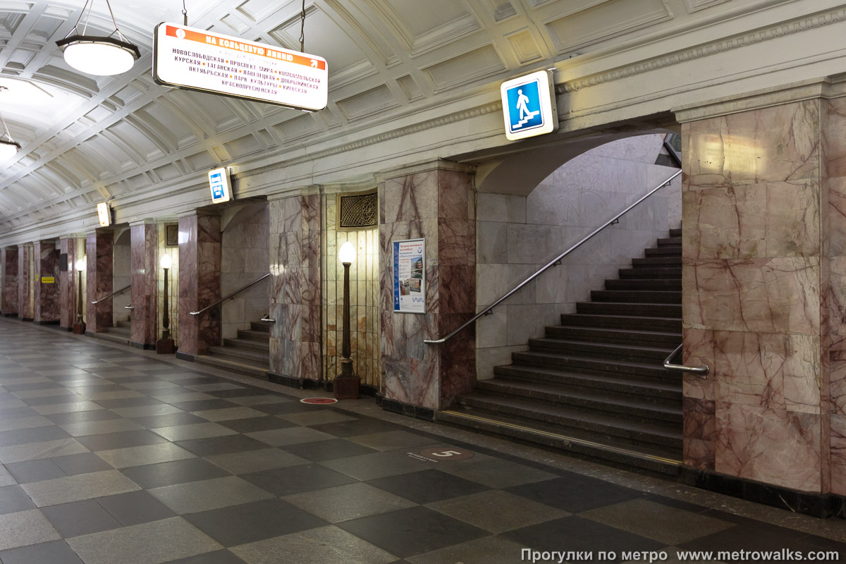 Фотография станции Белорусская (Замоскворецкая линия, Москва). Около перехода. В центре зала находится переход на одноимённую станцию Кольцевой линии.