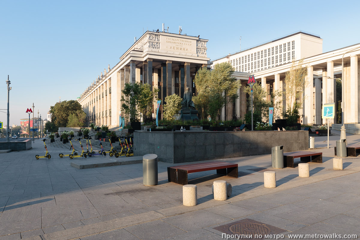 Фотография станции Библиотека имени Ленина (Сокольническая линия, Москва). Общий вид окрестностей станции. На заднем плане — та самая Российская государственная библиотека. Фотография станции Библиотека имени Ленина (Сокольническая линия, Москва). Общий вид окрестностей станции. На заднем плане — та самая Российская государственная библиотека.