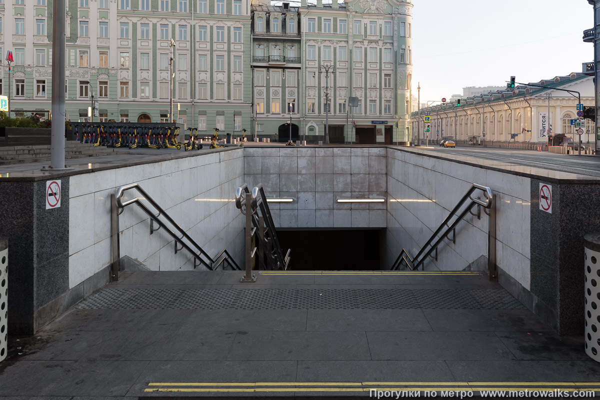Фотография станции Библиотека имени Ленина (Сокольническая линия, Москва). Вход на станцию осуществляется через подземный переход. Это спуск, ближайший к главному фасаду библиотеки. Фотография станции Библиотека имени Ленина (Сокольническая линия, Москва). Вход на станцию осуществляется через подземный переход. Это спуск, ближайший к главному фасаду библиотеки.