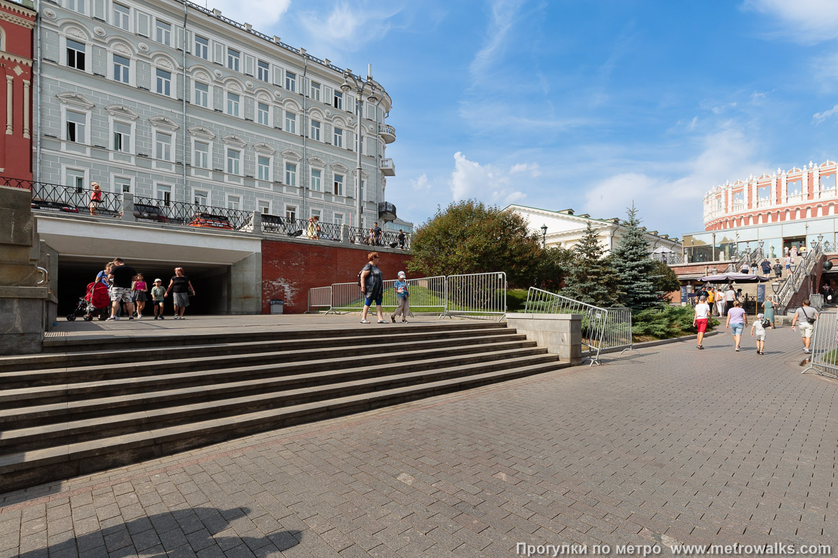Фотография станции Библиотека имени Ленина (Сокольническая линия, Москва). Вход в подземный переход со стороны Александровского сада. Фотография станции Библиотека имени Ленина (Сокольническая линия, Москва). Вход в подземный переход со стороны Александровского сада.