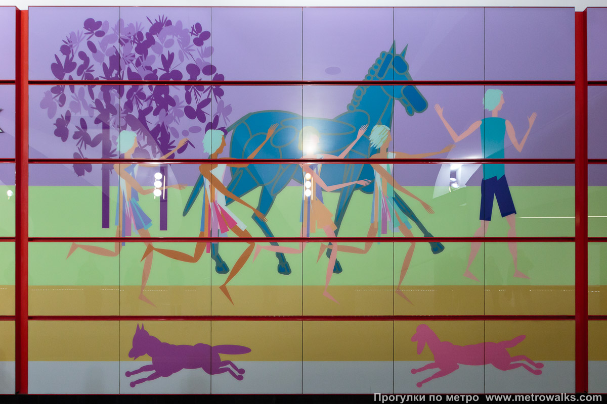 Фотография станции Битцевский парк (Бутовская линия, Москва). Декоративное оформление путевой стены крупным планом. Люди, кони и собаки…