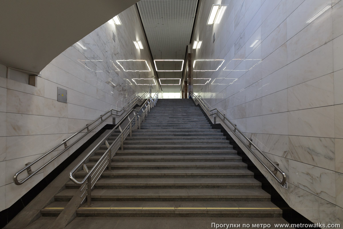 Фотография станции Битцевский парк (Бутовская линия, Москва). Выход в город осуществляется по лестнице.