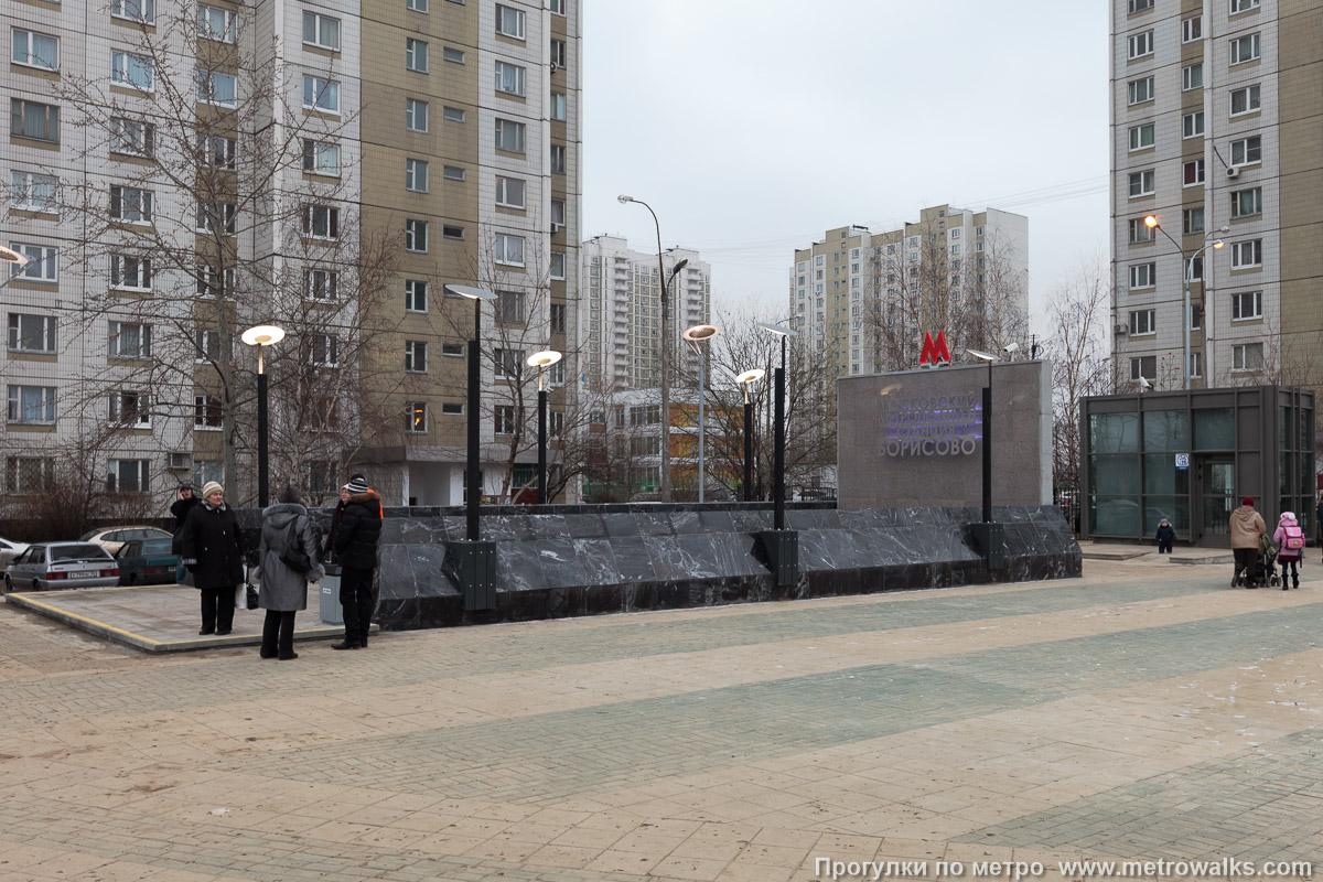 Фотография станции Борисово (Люблинско-Дмитровская линия, Москва). Вход на станцию осуществляется через подземный переход. Некоторые входы расположены прямо рядом с жилыми домами.