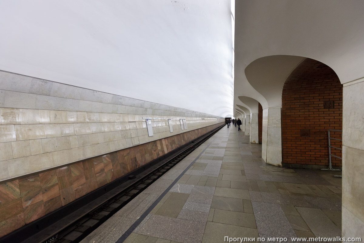 Фотография станции Боровицкая (Серпуховско-Тимирязевская линия, Москва). Боковой зал станции и посадочная платформа, общий вид.
