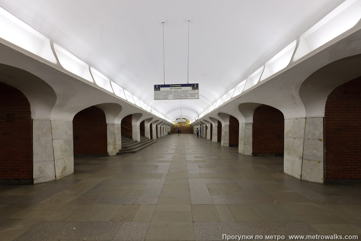 Фотография станции Боровицкая (Серпуховско-Тимирязевская линия, Москва). Продольный вид центрального зала.