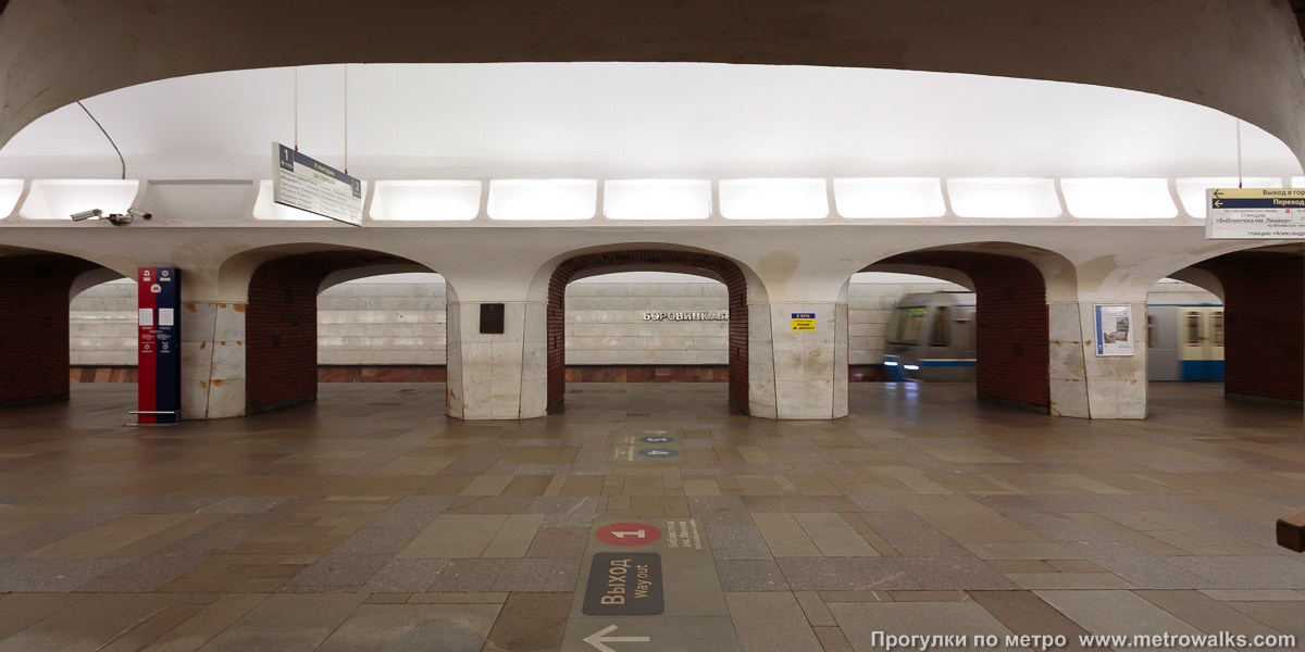 Фотография станции Боровицкая (Серпуховско-Тимирязевская линия, Москва). Поперечный вид, проходы между пилонами из центрального зала на платформу.