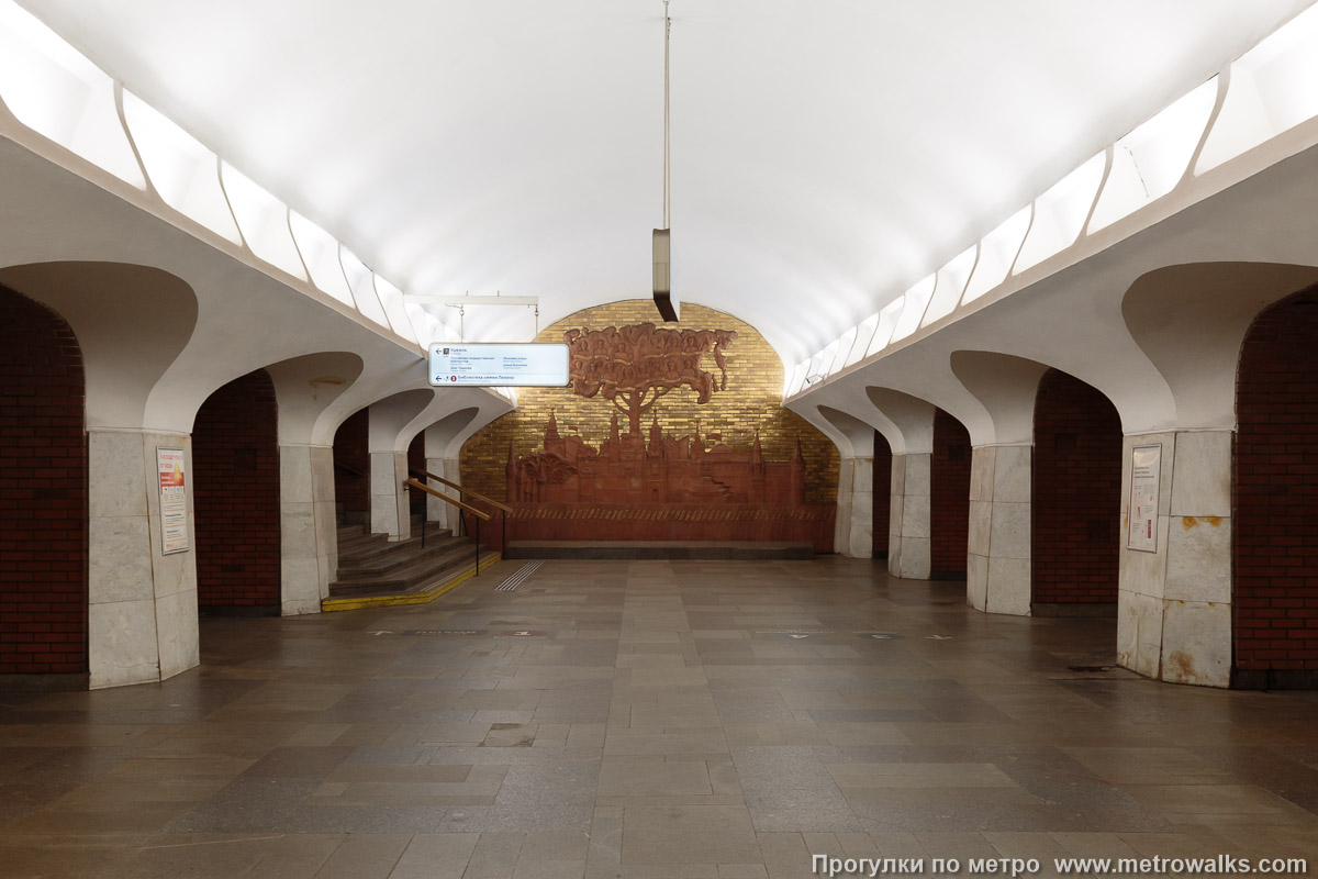 Фотография станции Боровицкая (Серпуховско-Тимирязевская линия, Москва). Часть станции около выхода в город. Фотография станции Боровицкая (Серпуховско-Тимирязевская линия, Москва). Часть станции около выхода в город.