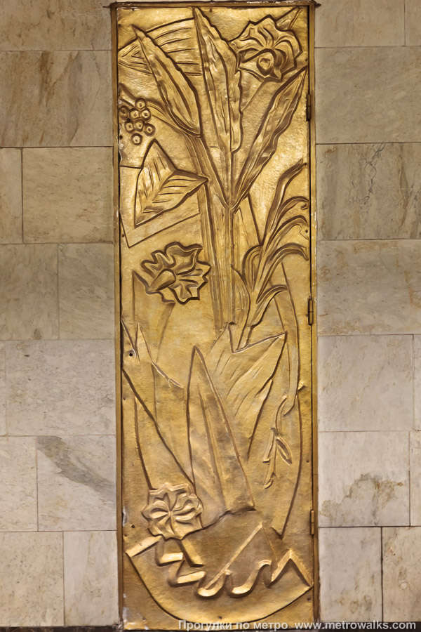 Фотография станции Ботанический сад (Калужско-Рижская линия, Москва). Декоративная технологическая дверь в стене. Кукуруза.