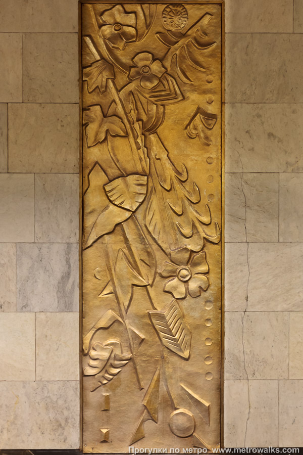Фотография станции Ботанический сад (Калужско-Рижская линия, Москва). Декоративная технологическая дверь в стене. Цветы.