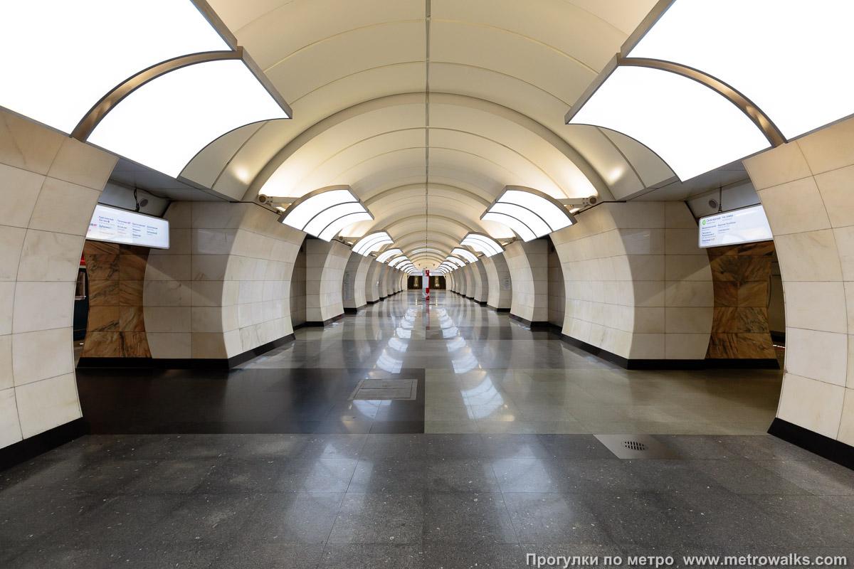 Фотография станции Бутырская (Люблинско-Дмитровская линия, Москва). Продольный вид центрального зала.