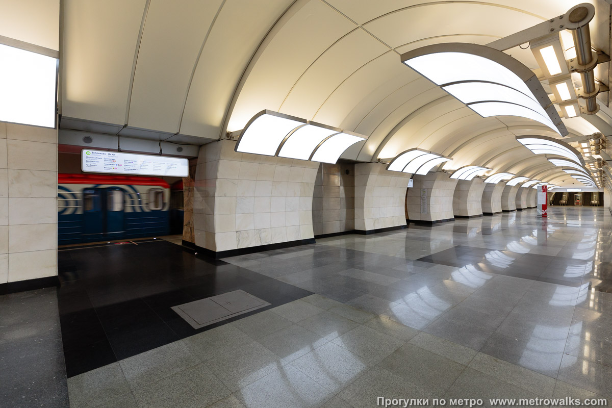 Фотография станции Бутырская (Люблинско-Дмитровская линия, Москва). Вид по диагонали.