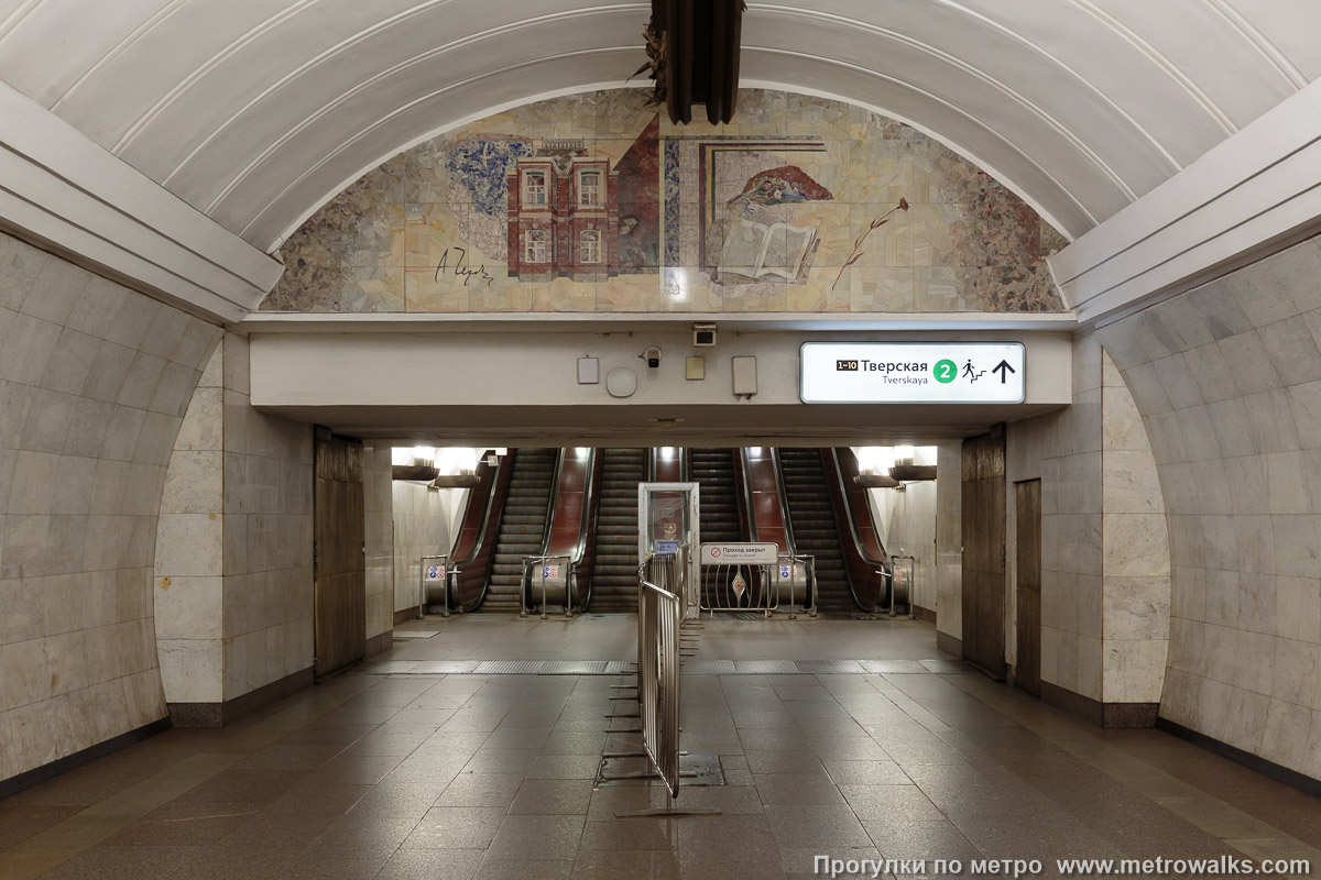 Фотография станции Чеховская (Серпуховско-Тимирязевская линия, Москва). В юго-западном торце, противоположном от выхода — переход на станцию Тверскую Замоскворецкой линии. Фотография станции Чеховская (Серпуховско-Тимирязевская линия, Москва). В юго-западном торце, противоположном от выхода — переход на станцию Тверскую Замоскворецкой линии.