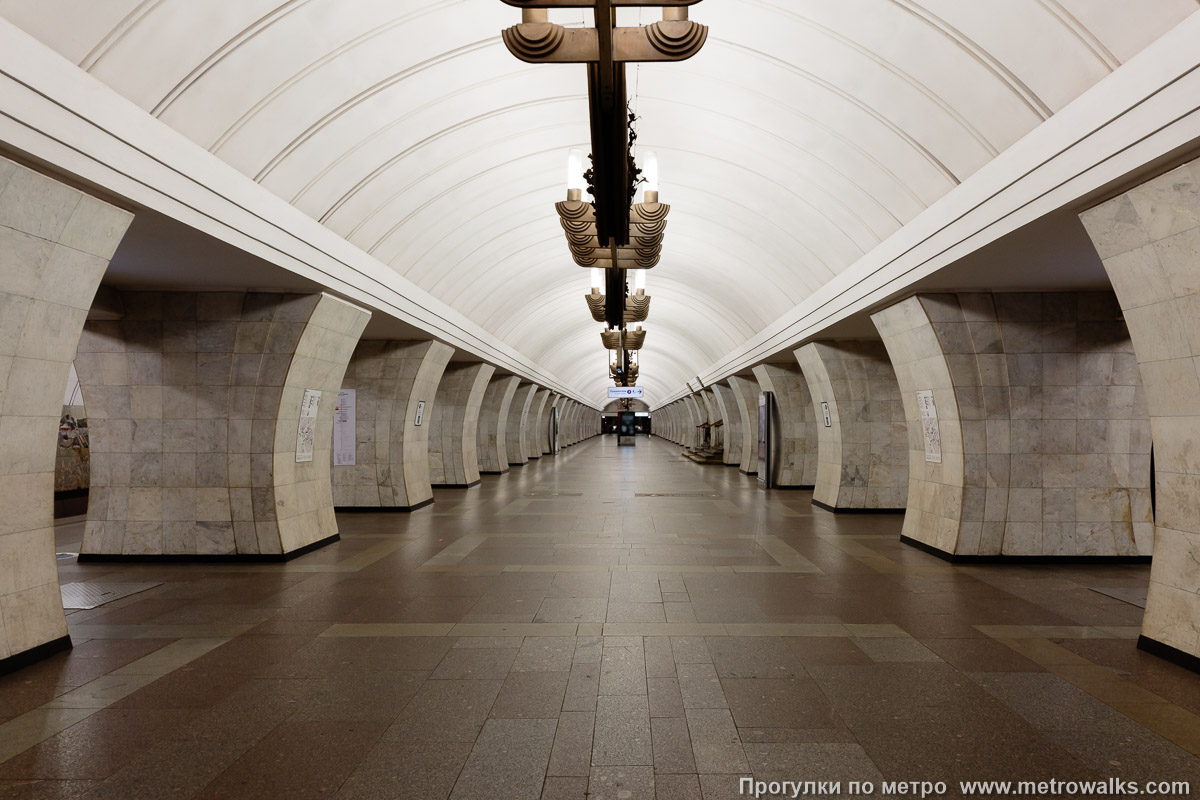 Фотография станции Чеховская (Серпуховско-Тимирязевская линия, Москва). Продольный вид центрального зала. Фотография станции Чеховская (Серпуховско-Тимирязевская линия, Москва). Продольный вид центрального зала.