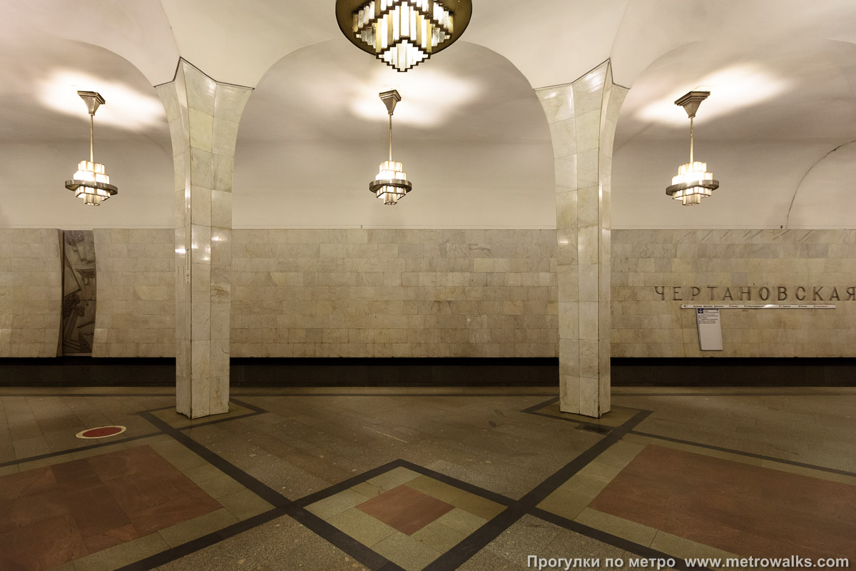 Фотография станции Чертановская (Серпуховско-Тимирязевская линия, Москва). Поперечный вид, проходы между колоннами из центрального зала на платформу.