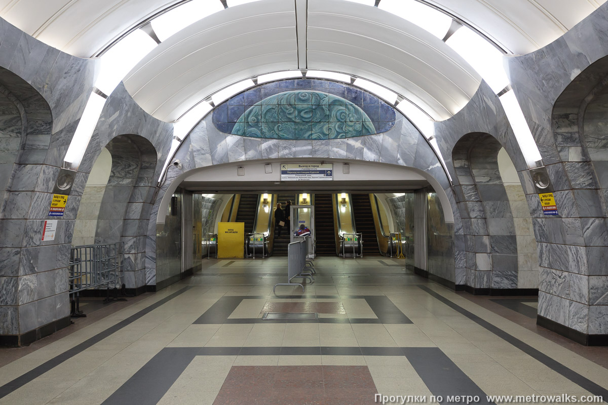 Фотография станции Чкаловская (Люблинско-Дмитровская линия, Москва). Выход в город, эскалаторы начинаются прямо с уровня платформы. Через этот выход также осуществляется переход на Кольцевую линию.