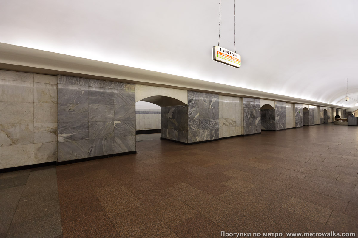 Фотография станции Чистые пруды (Сокольническая линия, Москва). Вид по диагонали.