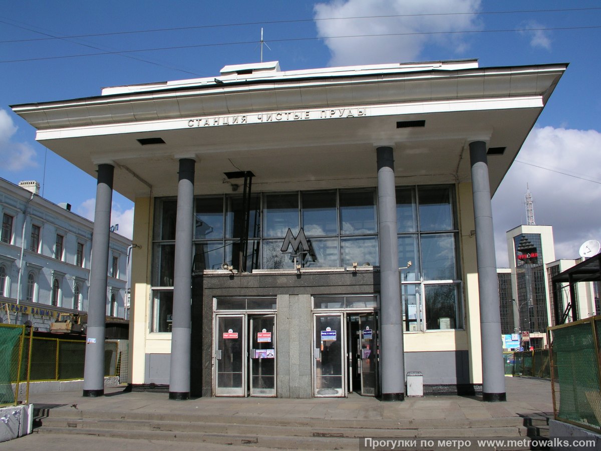 Фотография станции Чистые пруды (Сокольническая линия, Москва). Наземный вестибюль станции. Исторический снимок (2003) с колоннами вестибюля, окрашенными серой краской.