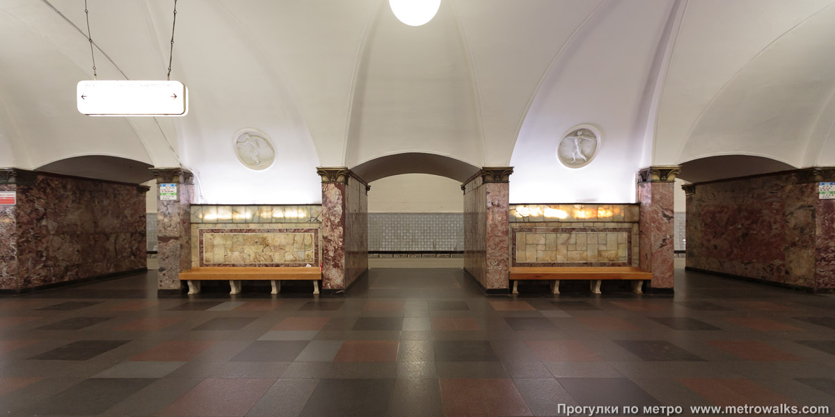 Фотография станции Динамо (Замоскворецкая линия, Москва). Поперечный вид, проходы между пилонами из центрального зала на платформу.
