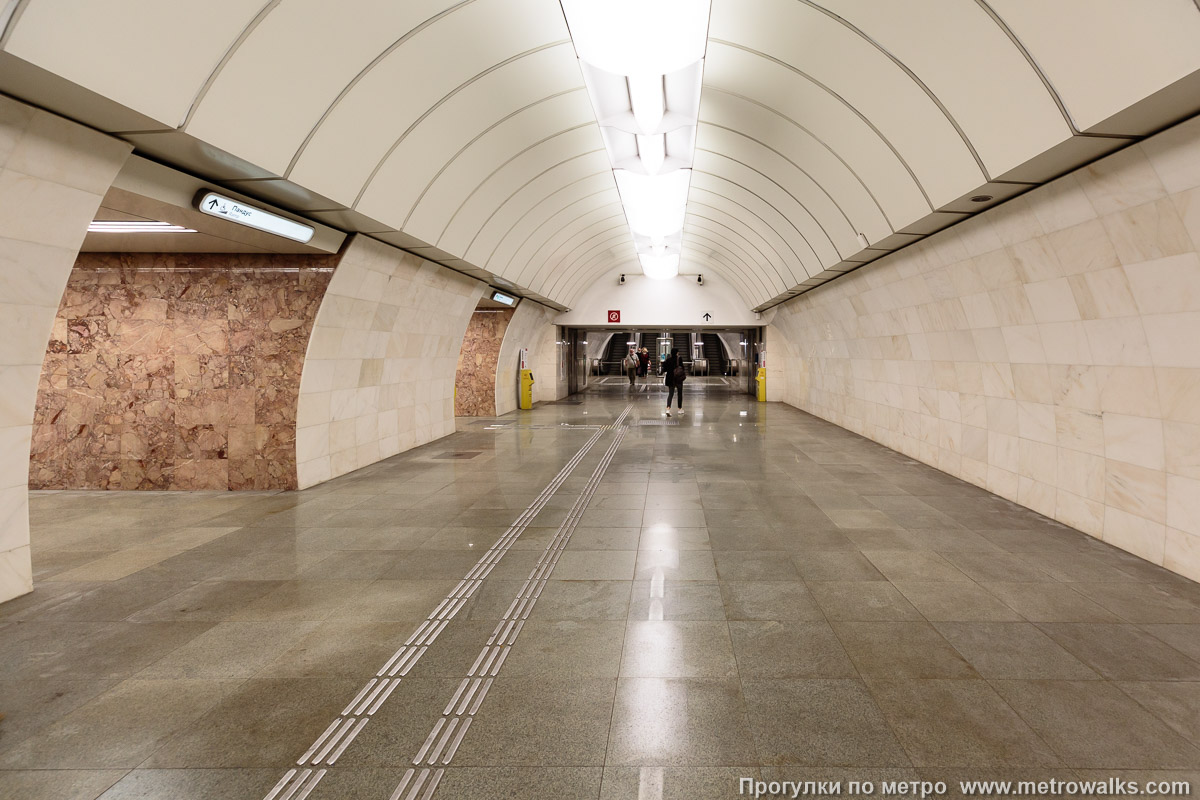 Фотография станции Динамо (Замоскворецкая линия, Москва). Переход, общий вид. Переходный коридор к эскалаторам на станцию Петровский парк.