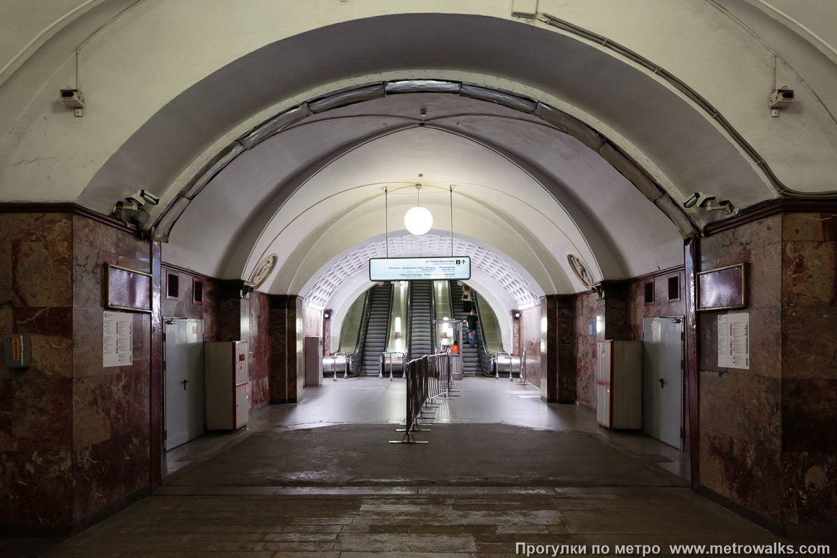 Фотография станции Динамо (Замоскворецкая линия, Москва). Выход в город, эскалаторы начинаются прямо с уровня платформы. Северо-западный выход (№ 2).