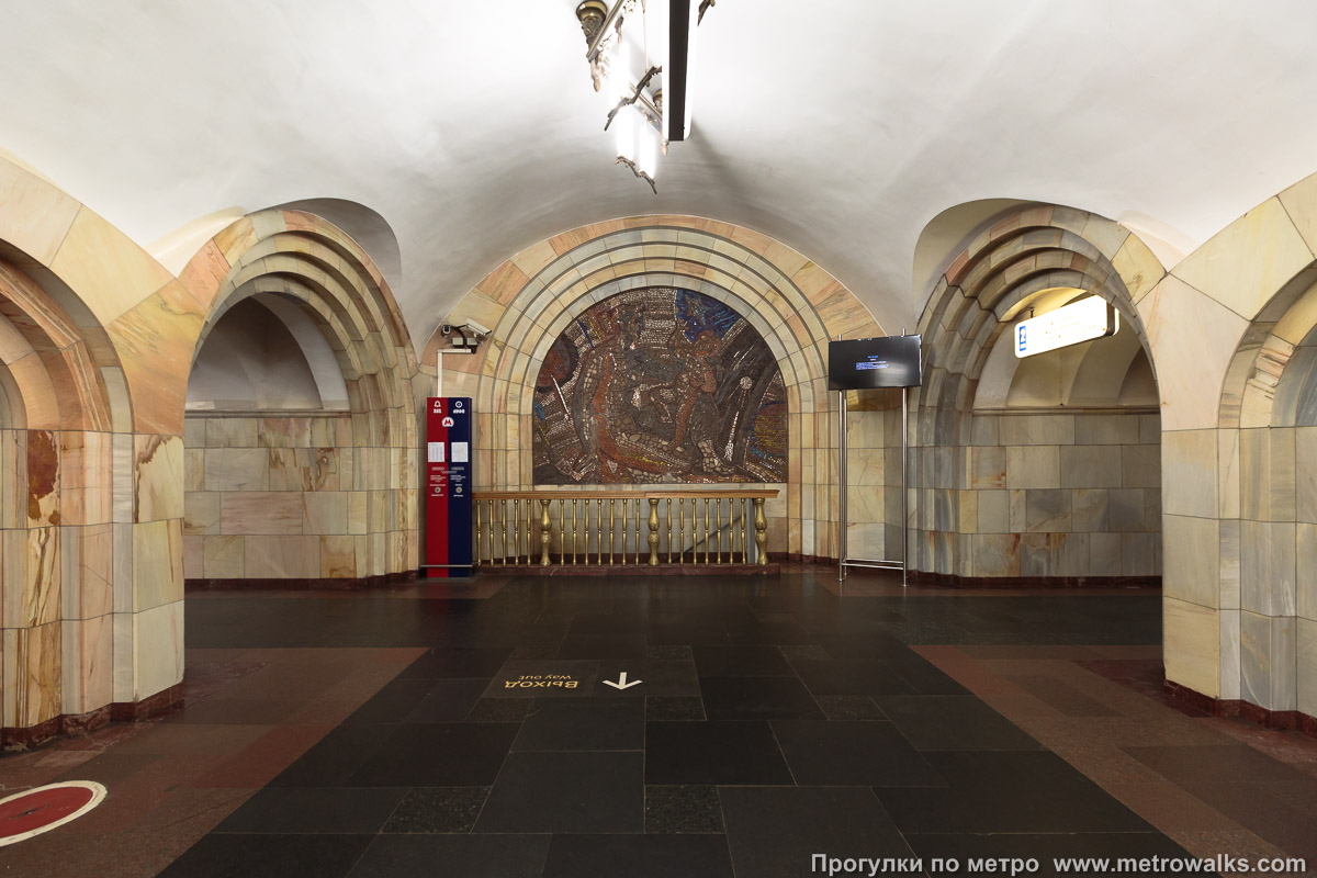 Фотография станции Добрынинская (Кольцевая линия, Москва). Противоположная от входа часть станции.