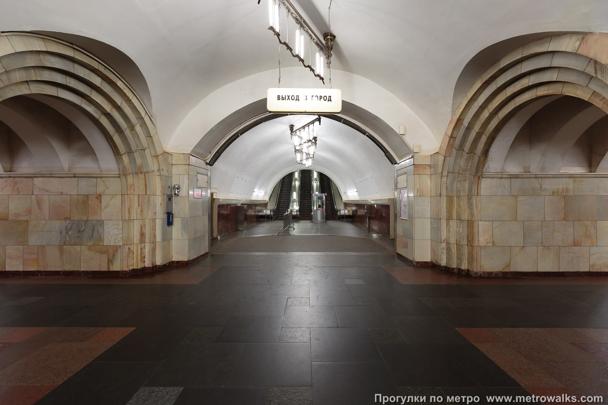 Фотография станции Добрынинская (Кольцевая линия, Москва). Выход в город, эскалаторы начинаются прямо с уровня платформы.