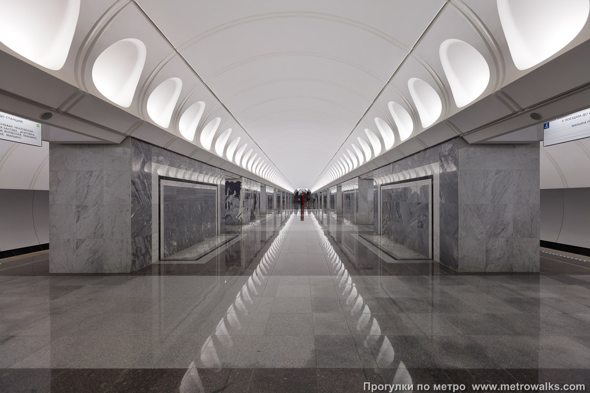 Фотография станции Достоевская (Люблинско-Дмитровская линия, Москва). Центральный зал станции, вид вдоль от глухого торца в сторону выхода.
