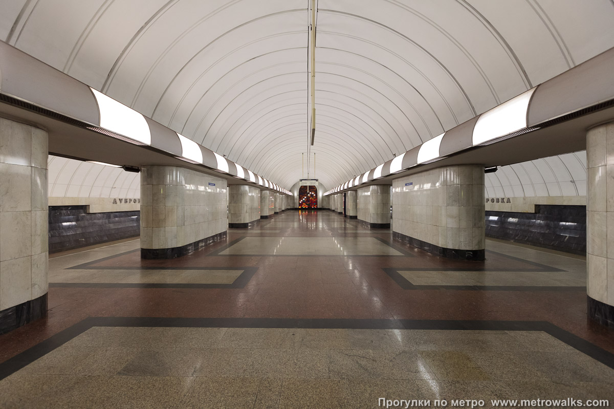 Фотография станции Дубровка (Люблинско-Дмитровская линия, Москва). Центральный зал станции, вид вдоль от входа в сторону глухого торца.