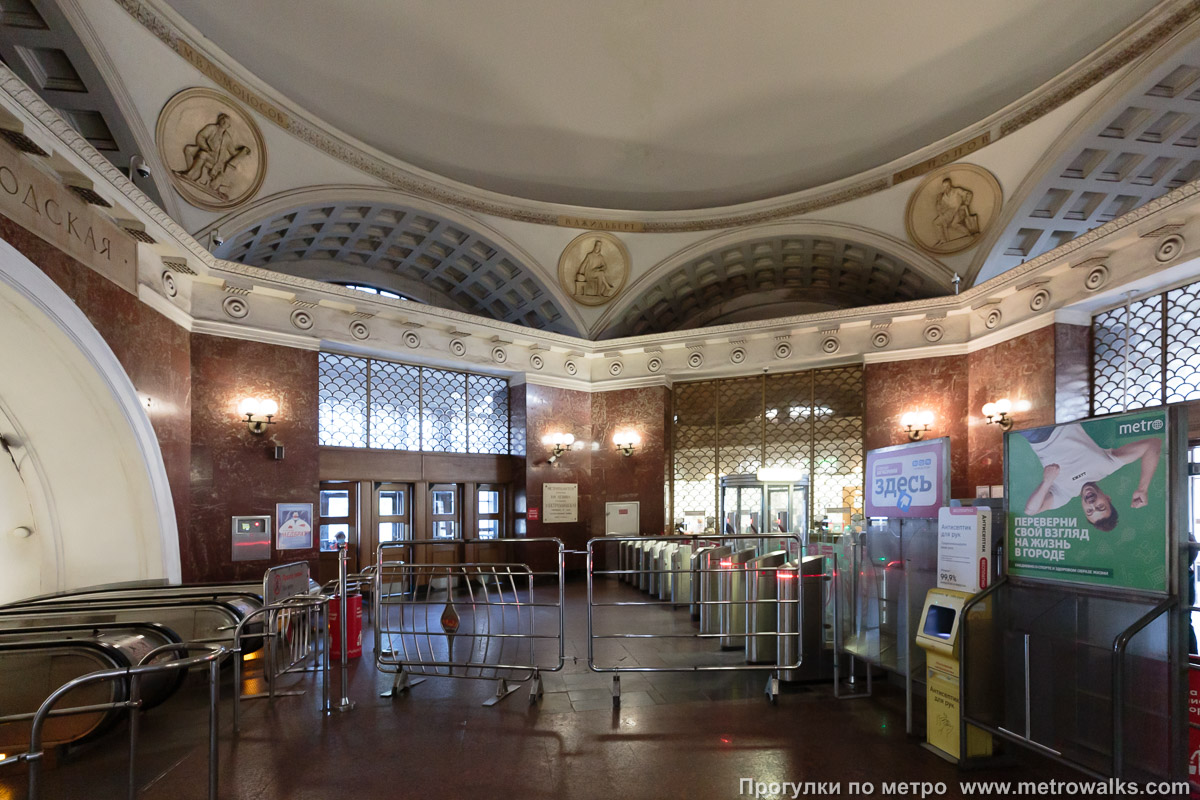 Фотография станции Электрозаводская (Арбатско-Покровская линия, Москва). Внутри вестибюля станции, общий вид.