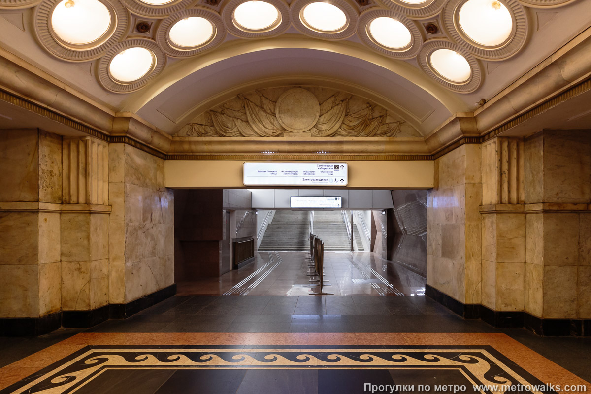 Фотография станции Электрозаводская (Арбатско-Покровская линия, Москва). В западном торце центрального зала, противоположном от выхода — переход на Большую кольцевую линию. Фотография станции Электрозаводская (Арбатско-Покровская линия, Москва). В западном торце центрального зала, противоположном от выхода — переход на Большую кольцевую линию.